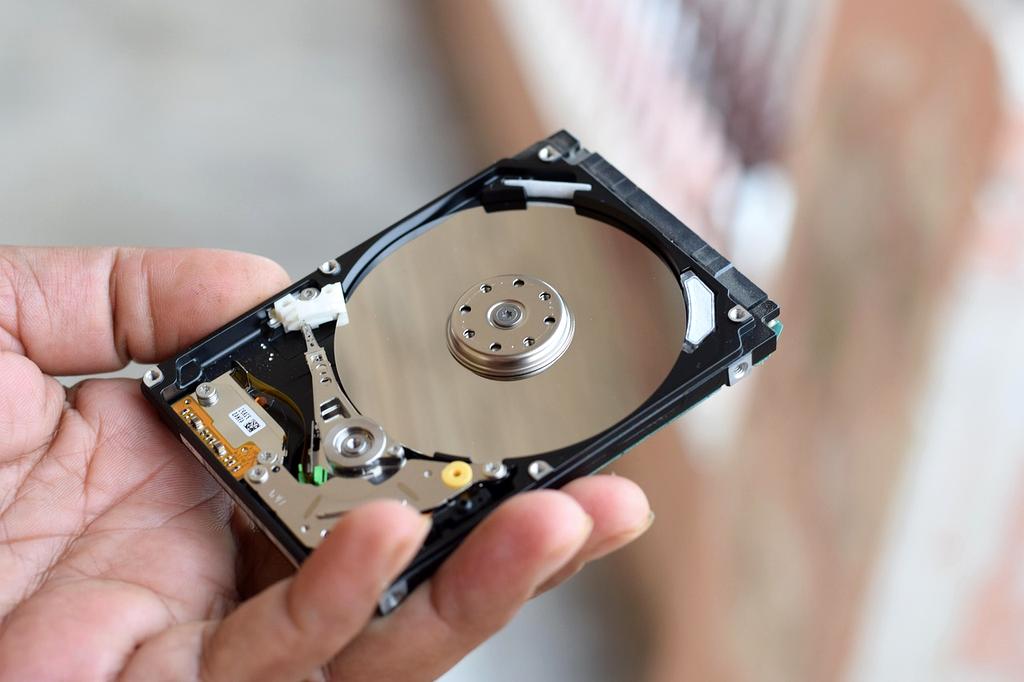 Abstract visualization of network data flows and connectivity