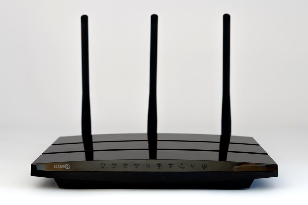 High-speed Wi-Fi router with multiple antennas